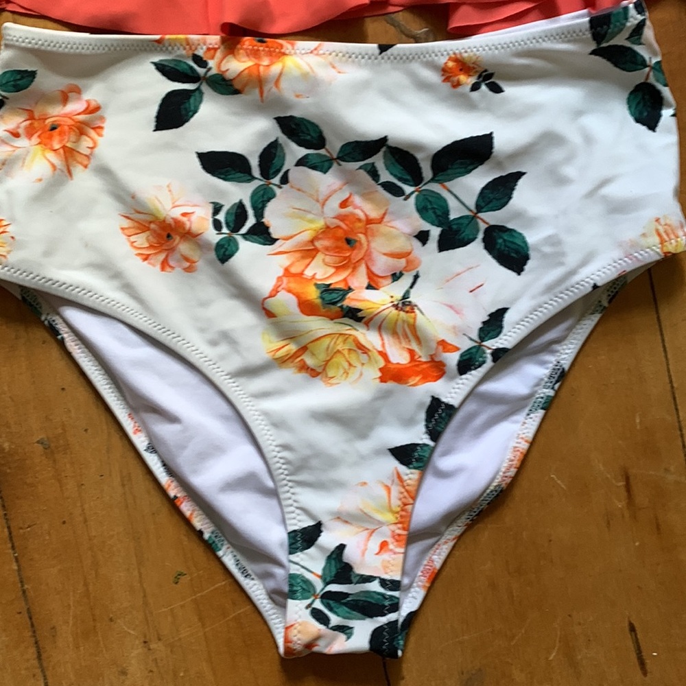 Bikini - Picture 3 of 5